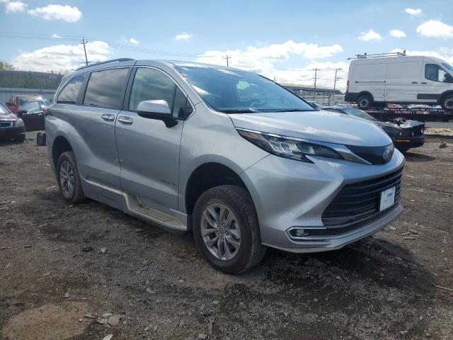 2022 TOYOTA SIENNA XLE 5TDJRKEC3NS080875