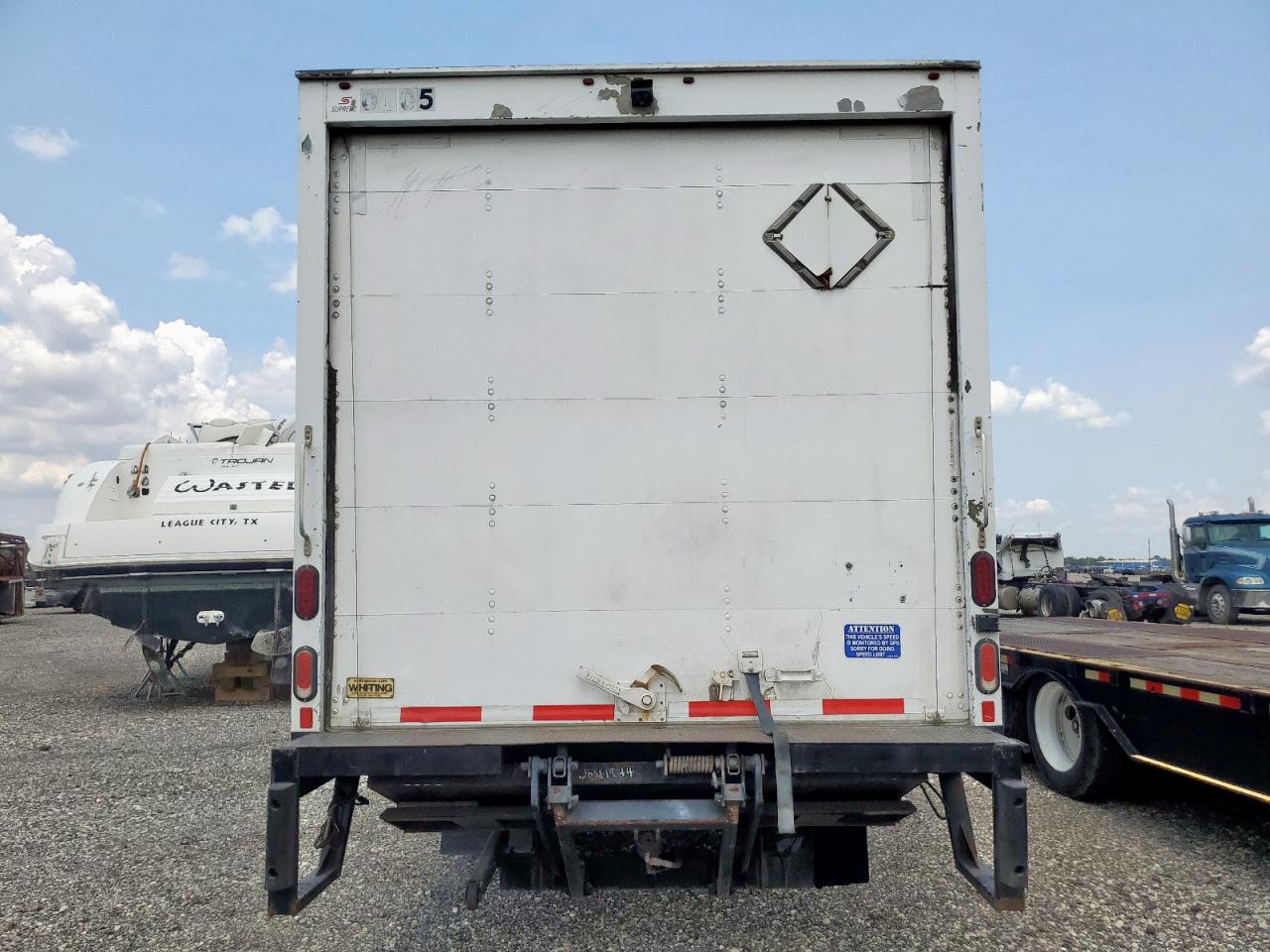 Lot #3216952372 2019 HINO 155