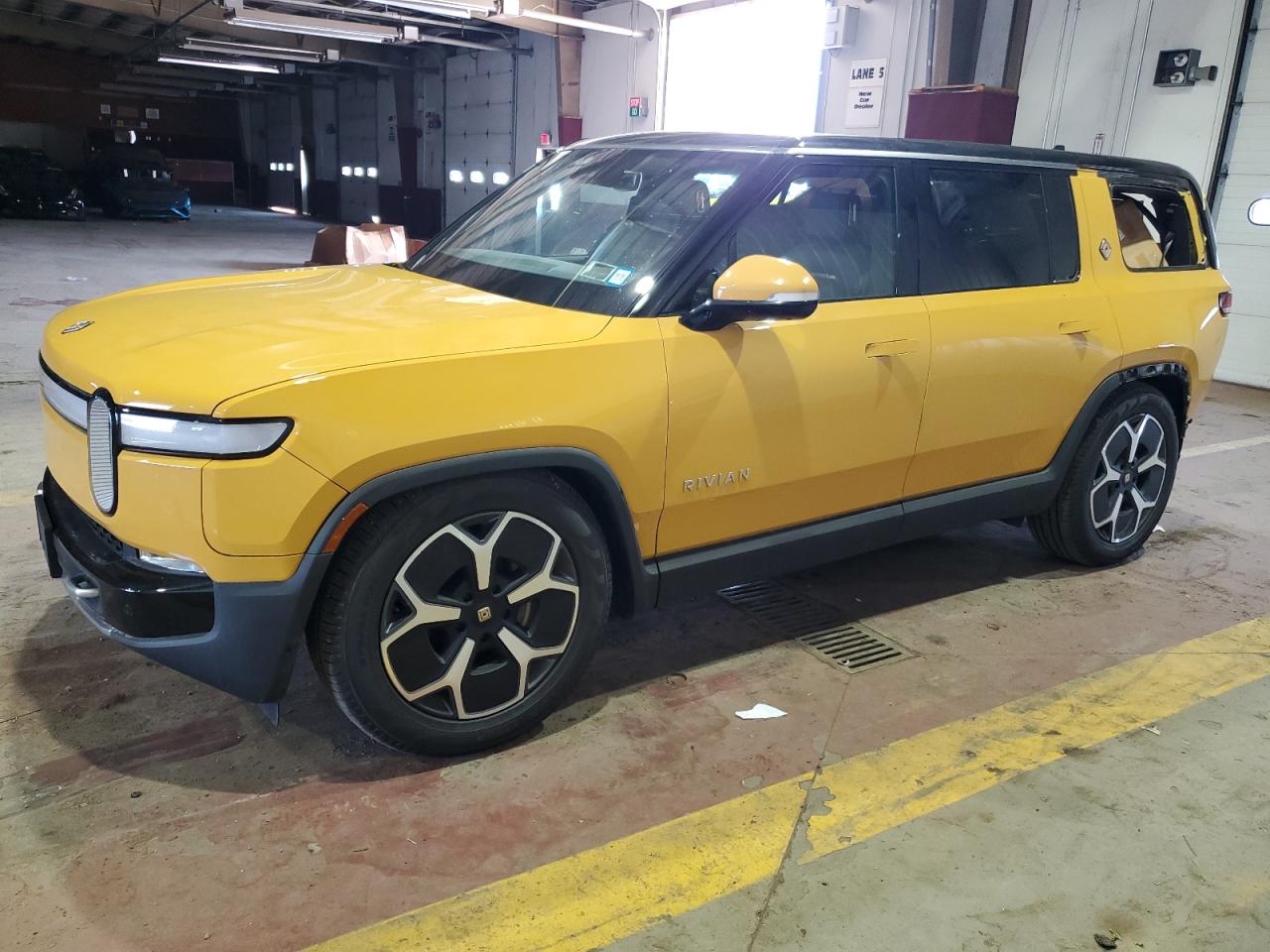 RIVIAN R1S ADVENTURE