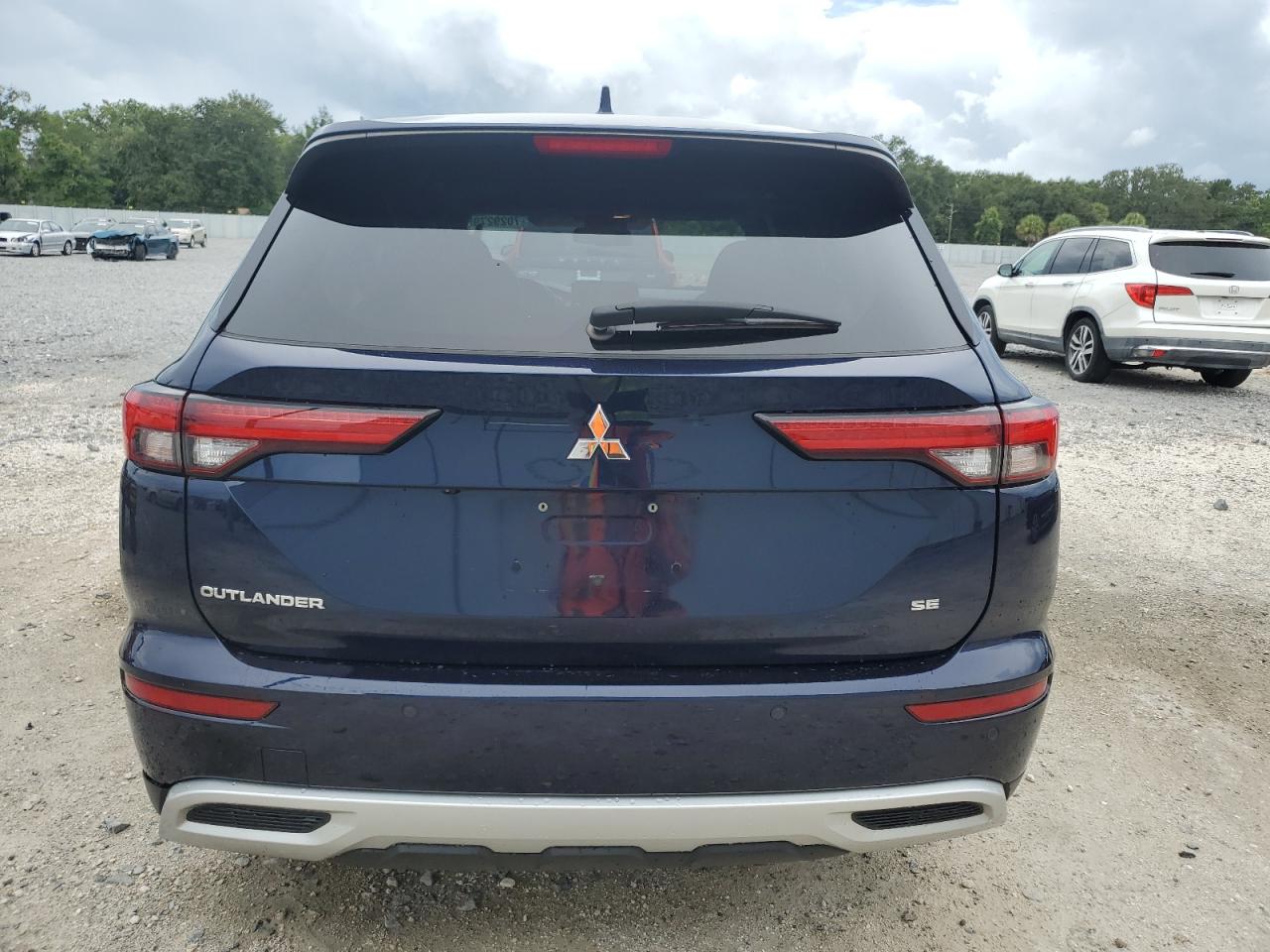 MITSUBISHI OUTLANDER SE