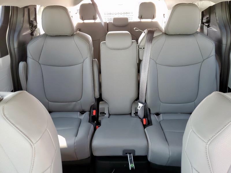 2025 TOYOTA SIENNA XLE 5TDYRKEC6SS267909