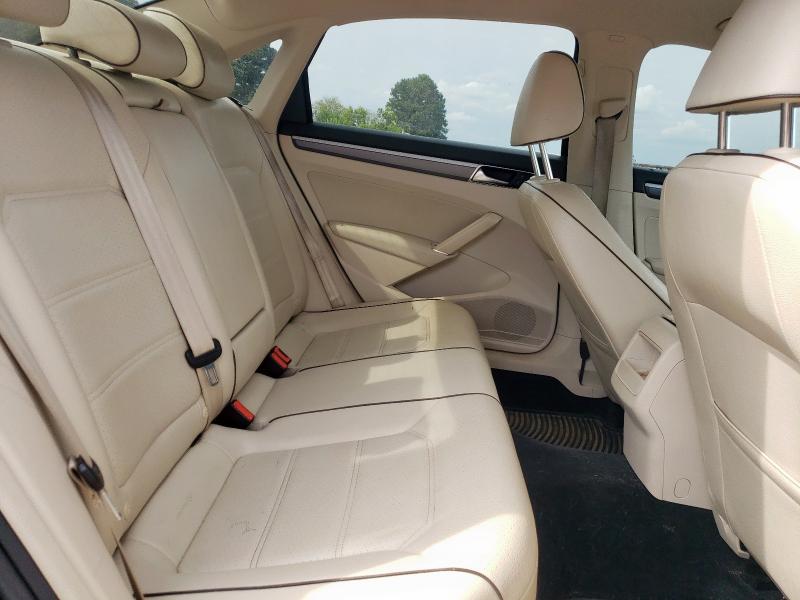 2017 VOLKSWAGEN PASSAT R-L 1VWDT7A38HC047200