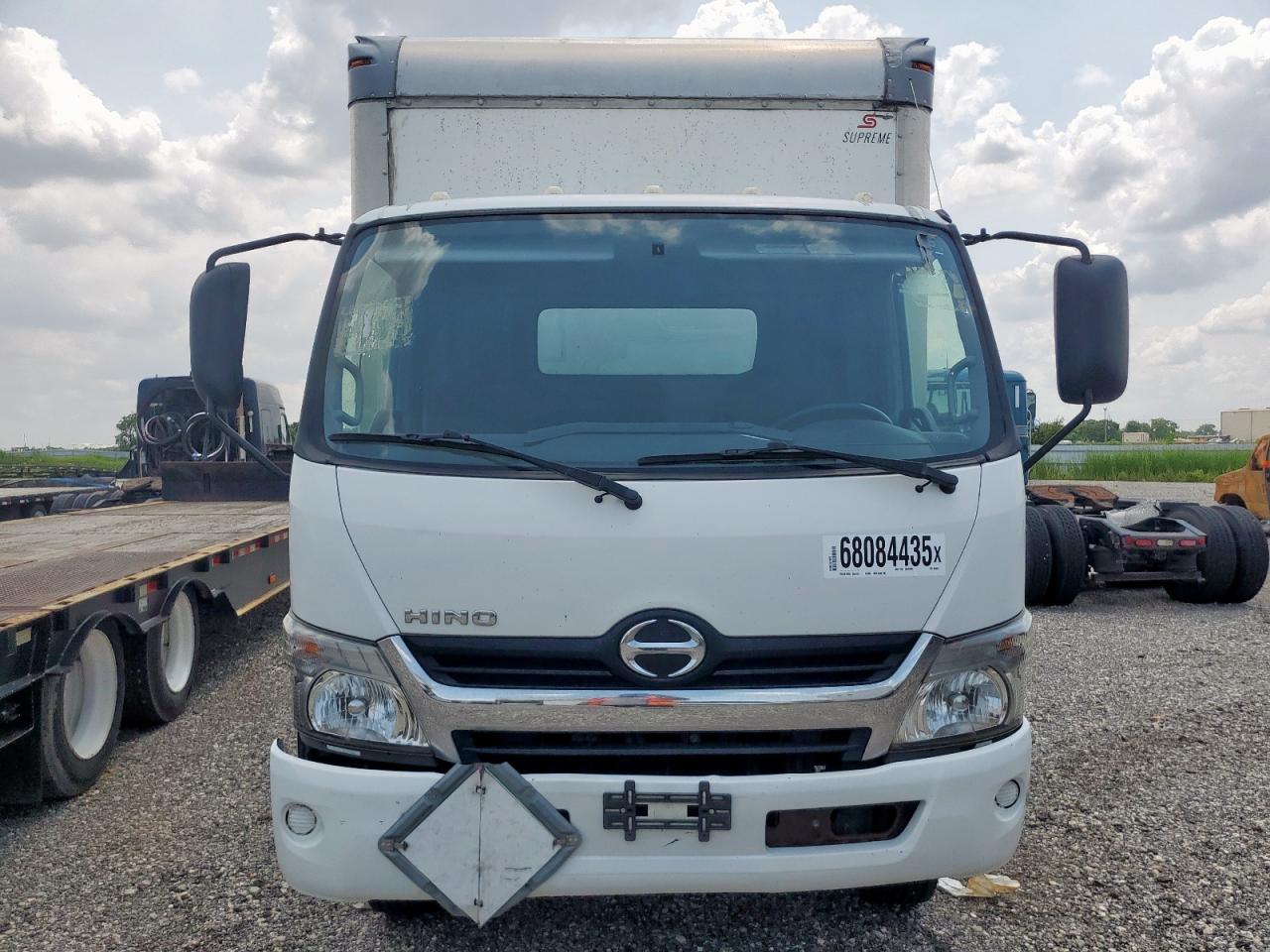 Lot #3216952372 2019 HINO 155