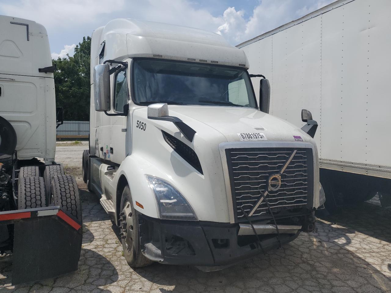 Lot #3237026200 2020 VOLVO VNL