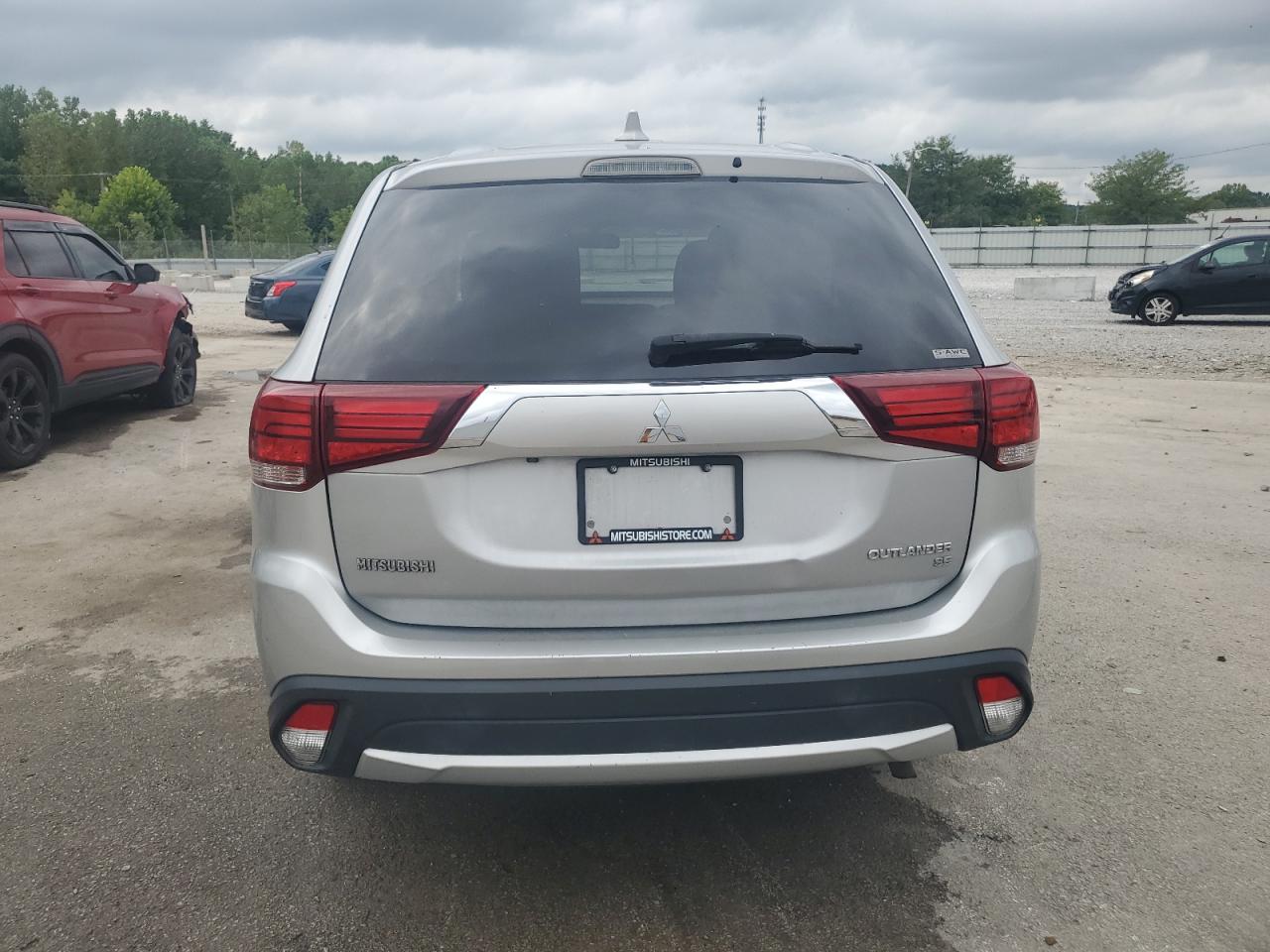 MITSUBISHI OUTLANDER SE