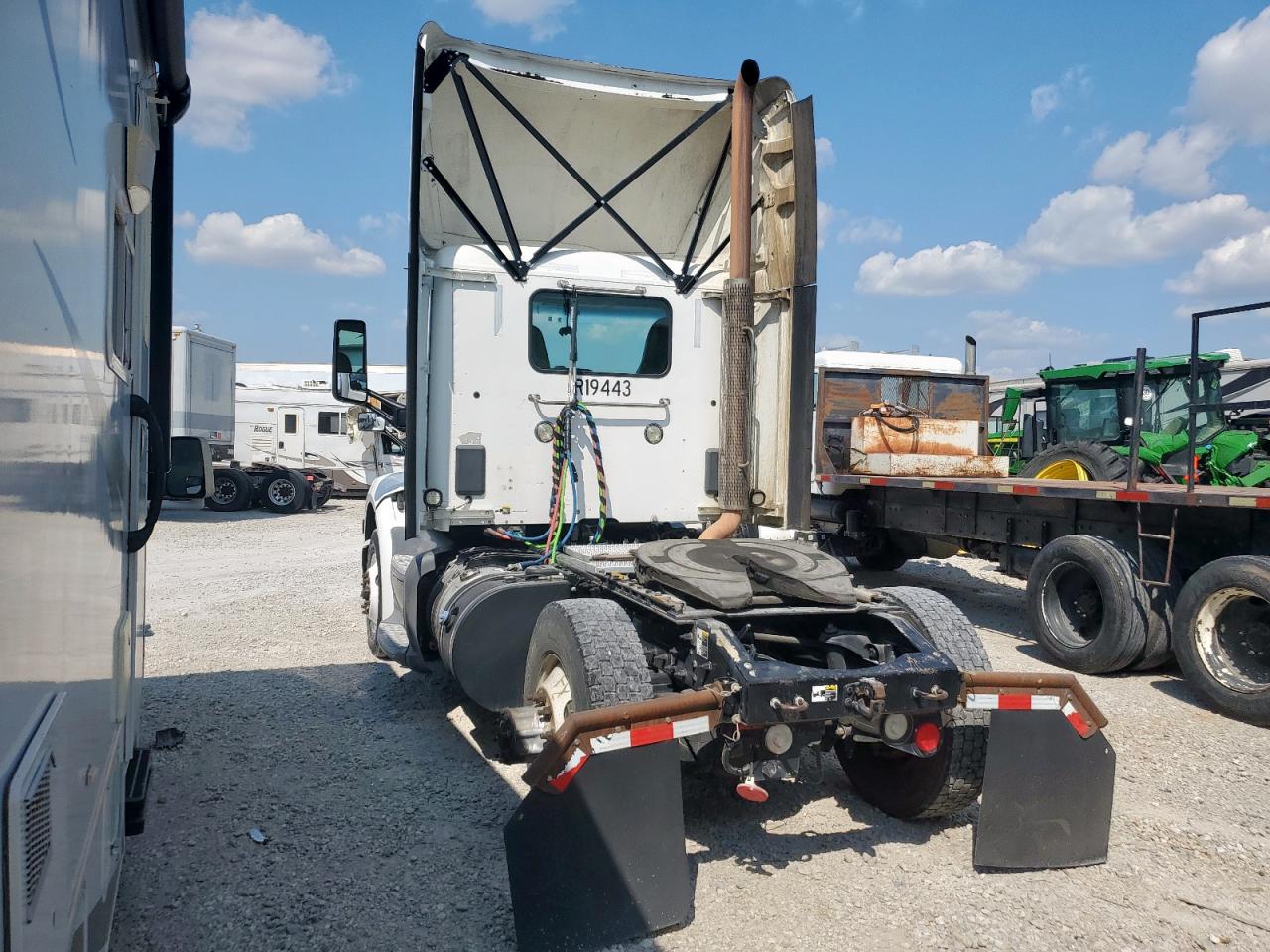 Lot #3317762094 2017 PETERBILT TRACTOR 579