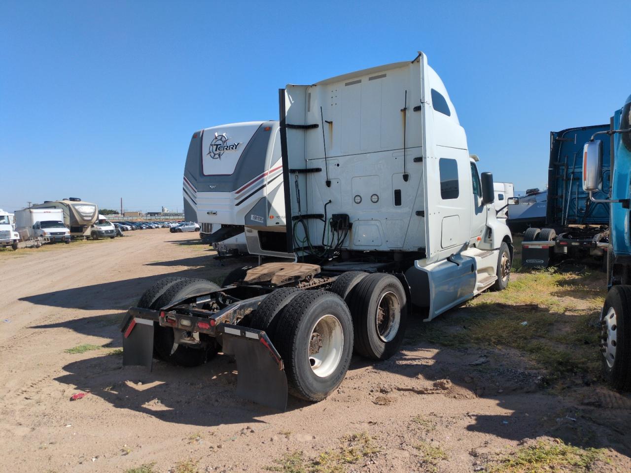 Lot #3310524083 2019 INTERNATIONAL LT625