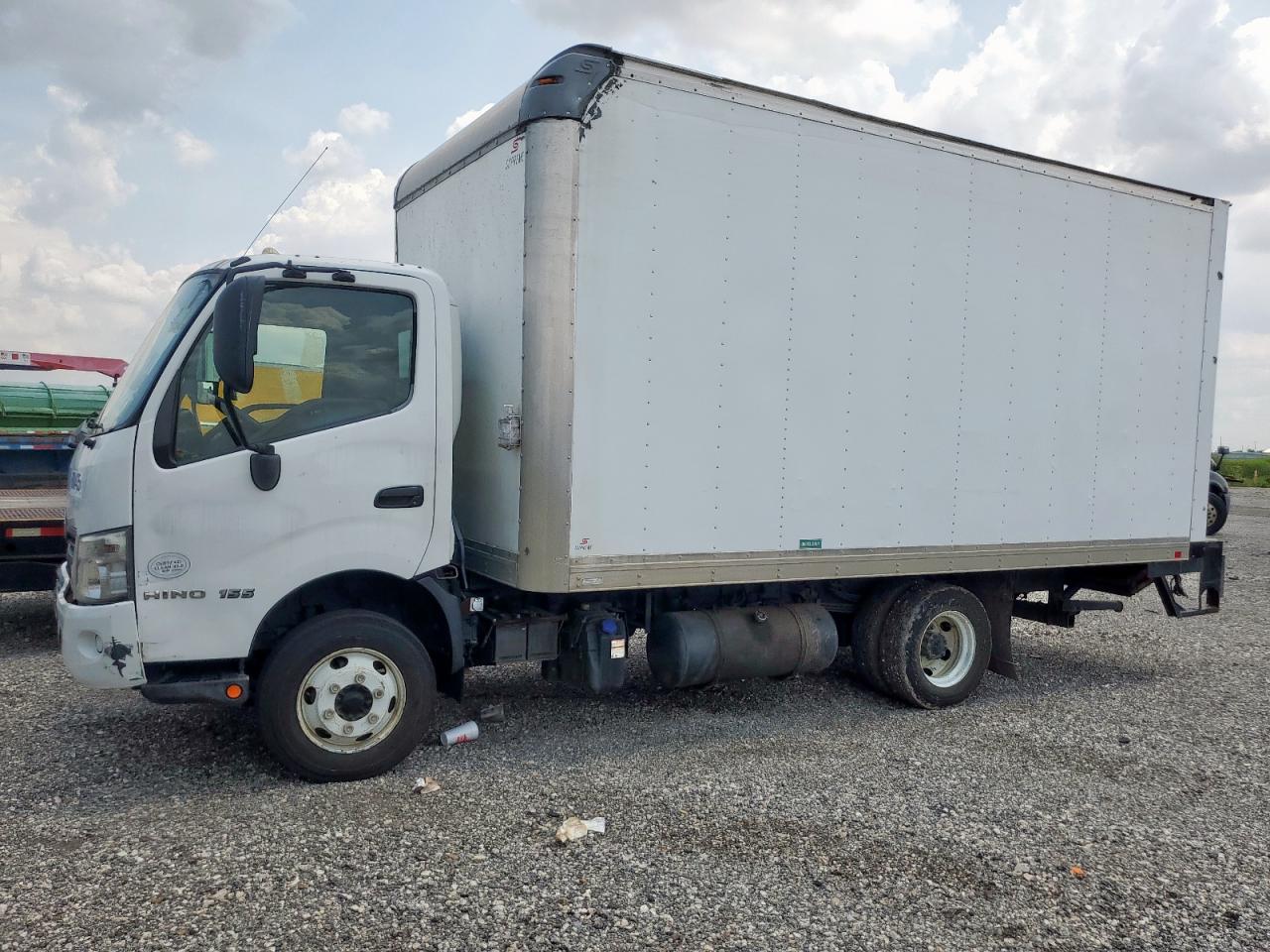 Lot #3216952372 2019 HINO 155