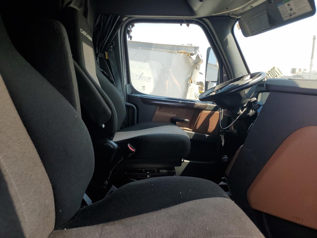 Lot #3301598631 2022 FREIGHTLINER CASCADIA 1