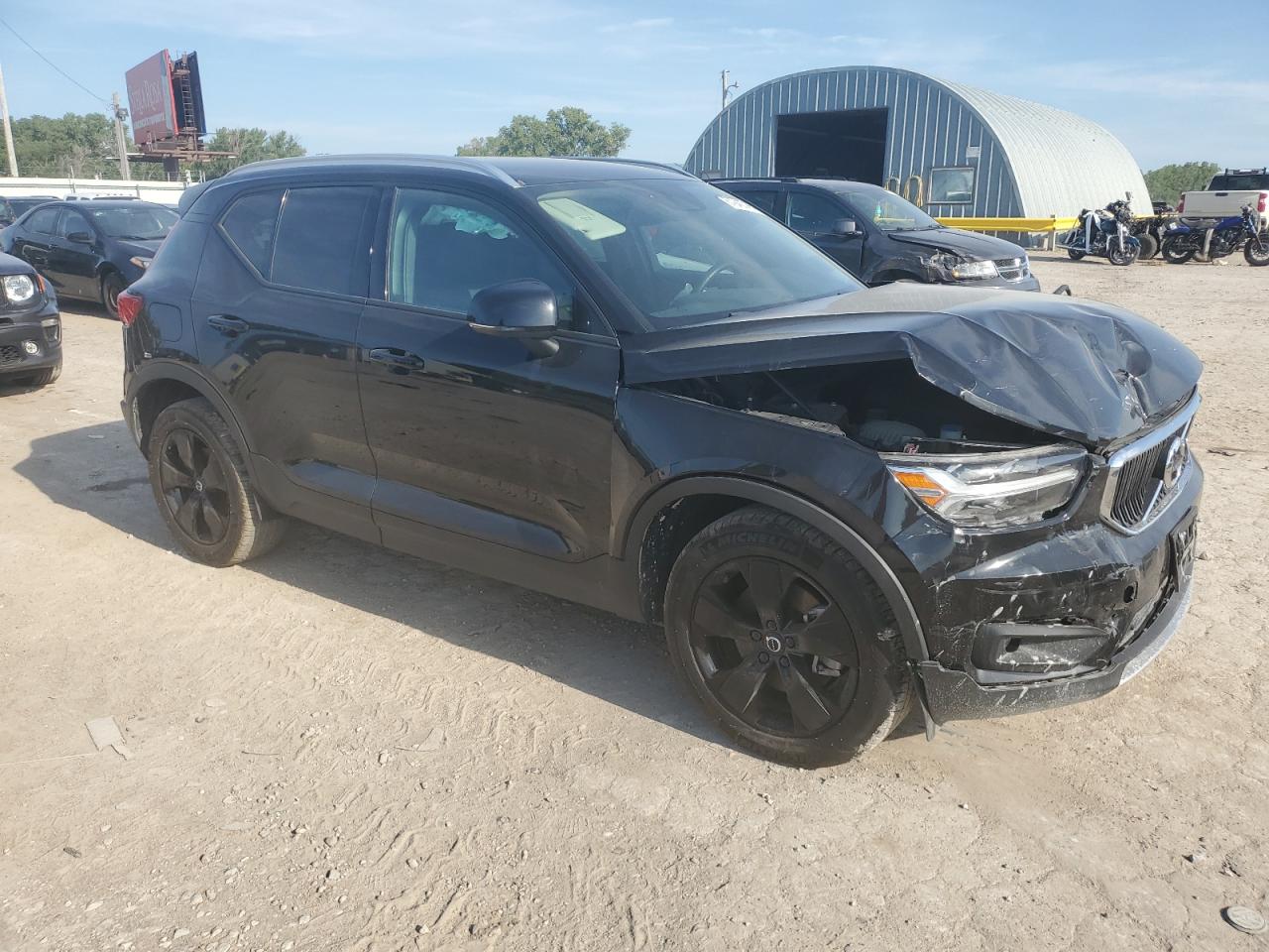 VOLVO XC40 T4 MOMENTUM