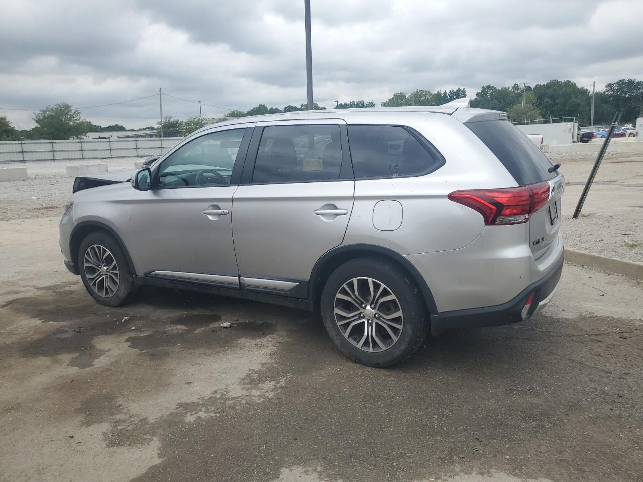 MITSUBISHI OUTLANDER SE