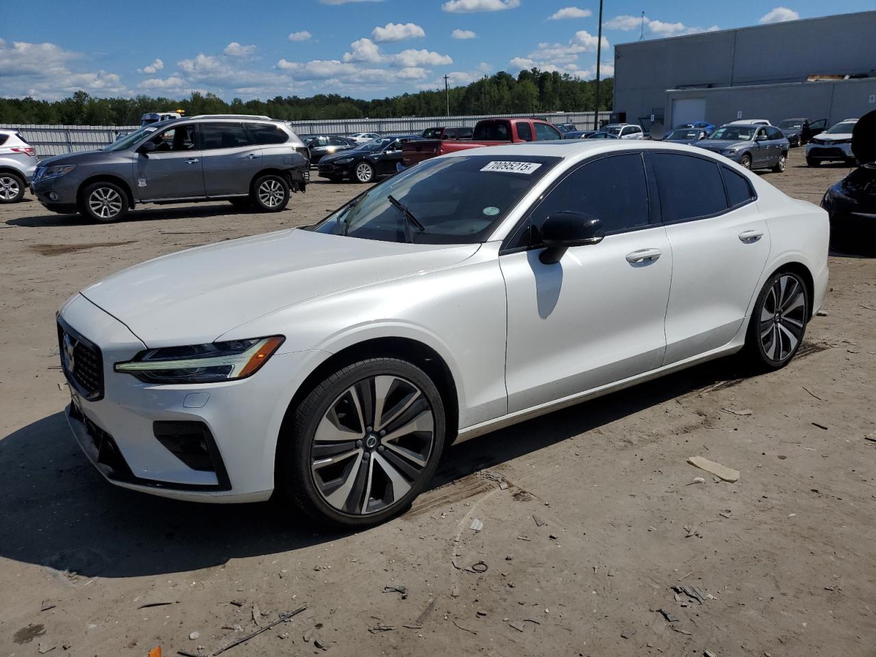 VOLVO S60 B5 MOMENTUM