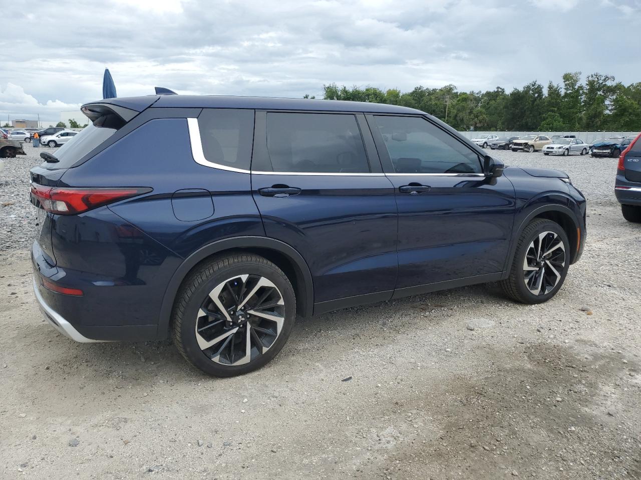 MITSUBISHI OUTLANDER SE