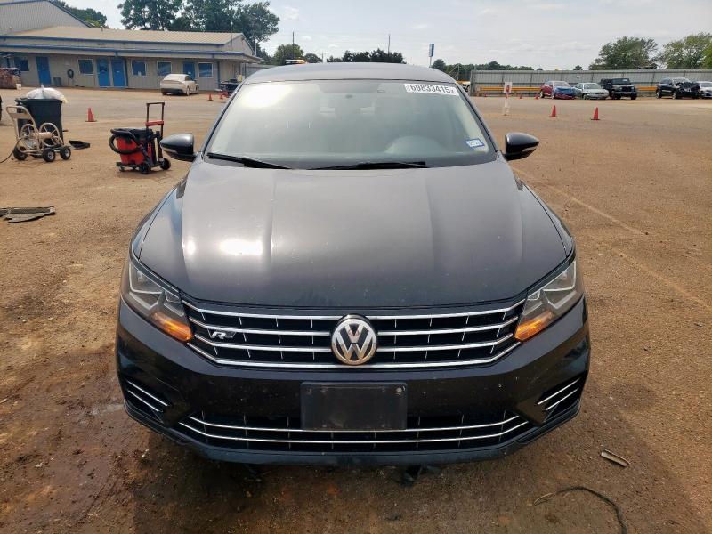 2017 VOLKSWAGEN PASSAT R-L 1VWDT7A38HC047200