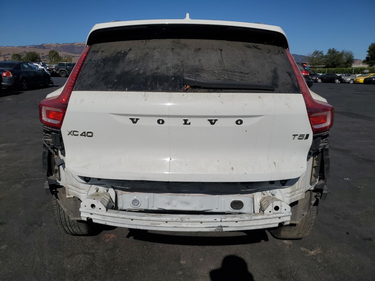 VOLVO XC40 T5 MOMENTUM