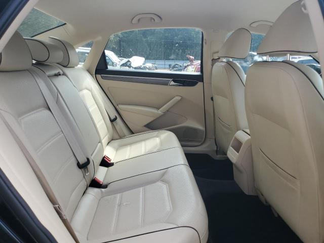 2017 VOLKSWAGEN PASSAT R-L 1VWDT7A32HC081827