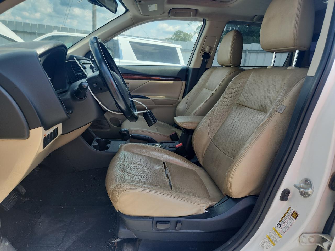 MITSUBISHI OUTLANDER SE