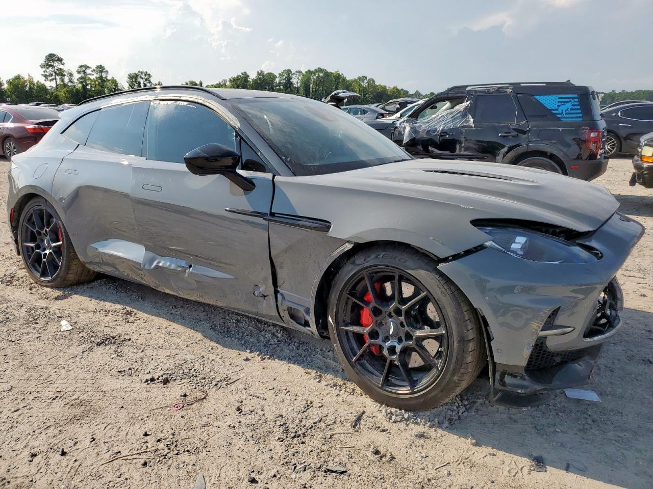 ASTON MARTIN DBX 707