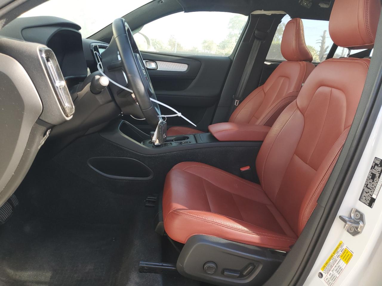 VOLVO XC40 T5 MOMENTUM