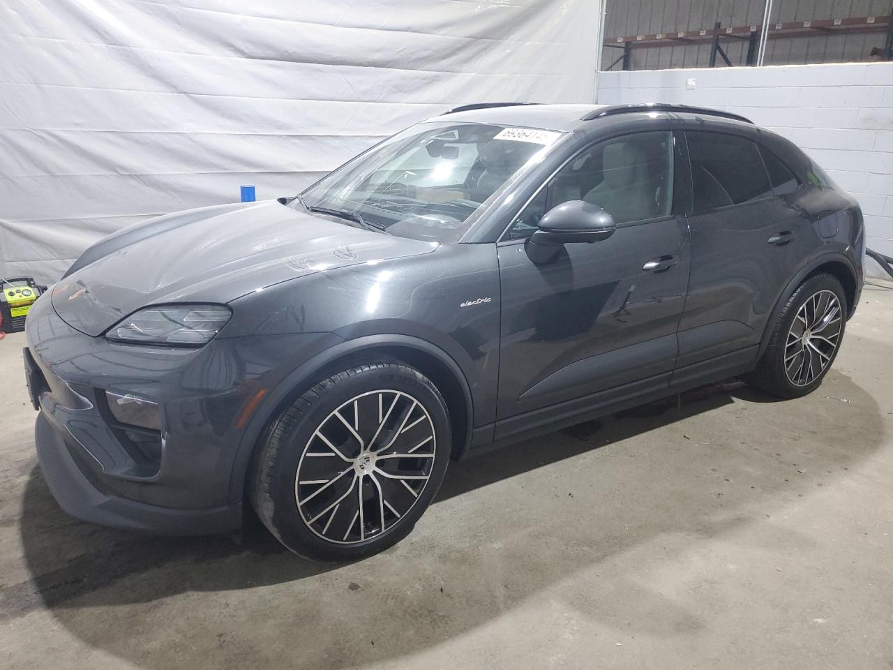 PORSCHE MACAN 4