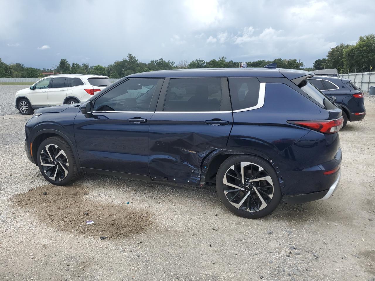 MITSUBISHI OUTLANDER SE