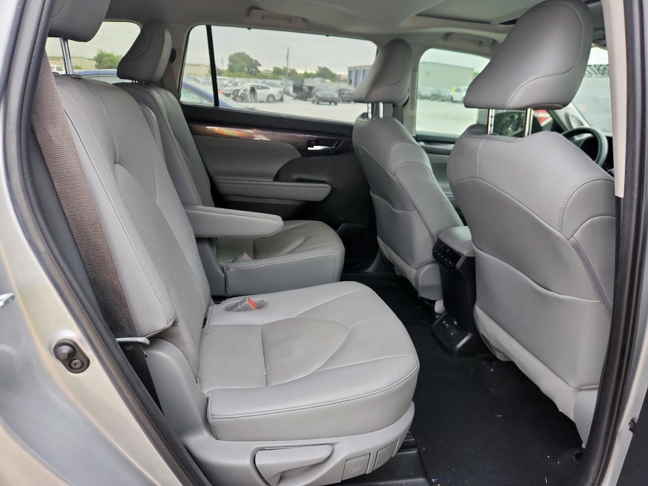 TOYOTA HIGHLANDER LIMITED