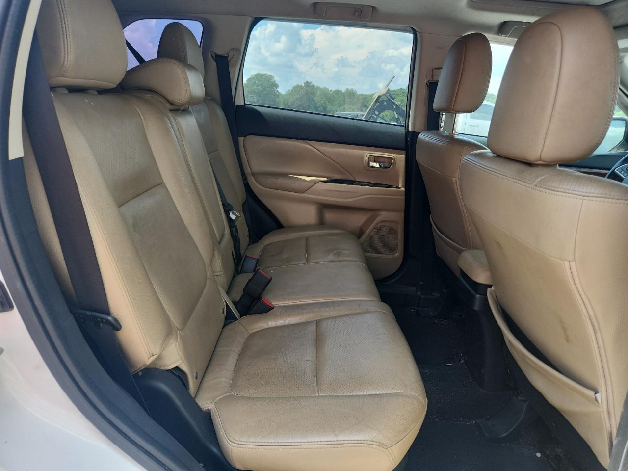 MITSUBISHI OUTLANDER SE