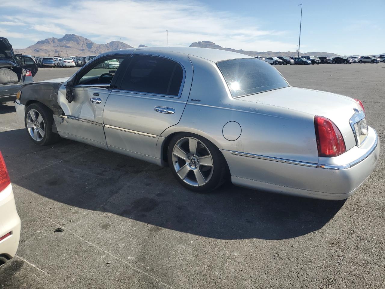 Lot #3290441763 2000 LINCOLN TOWN CAR EXECUTIVE