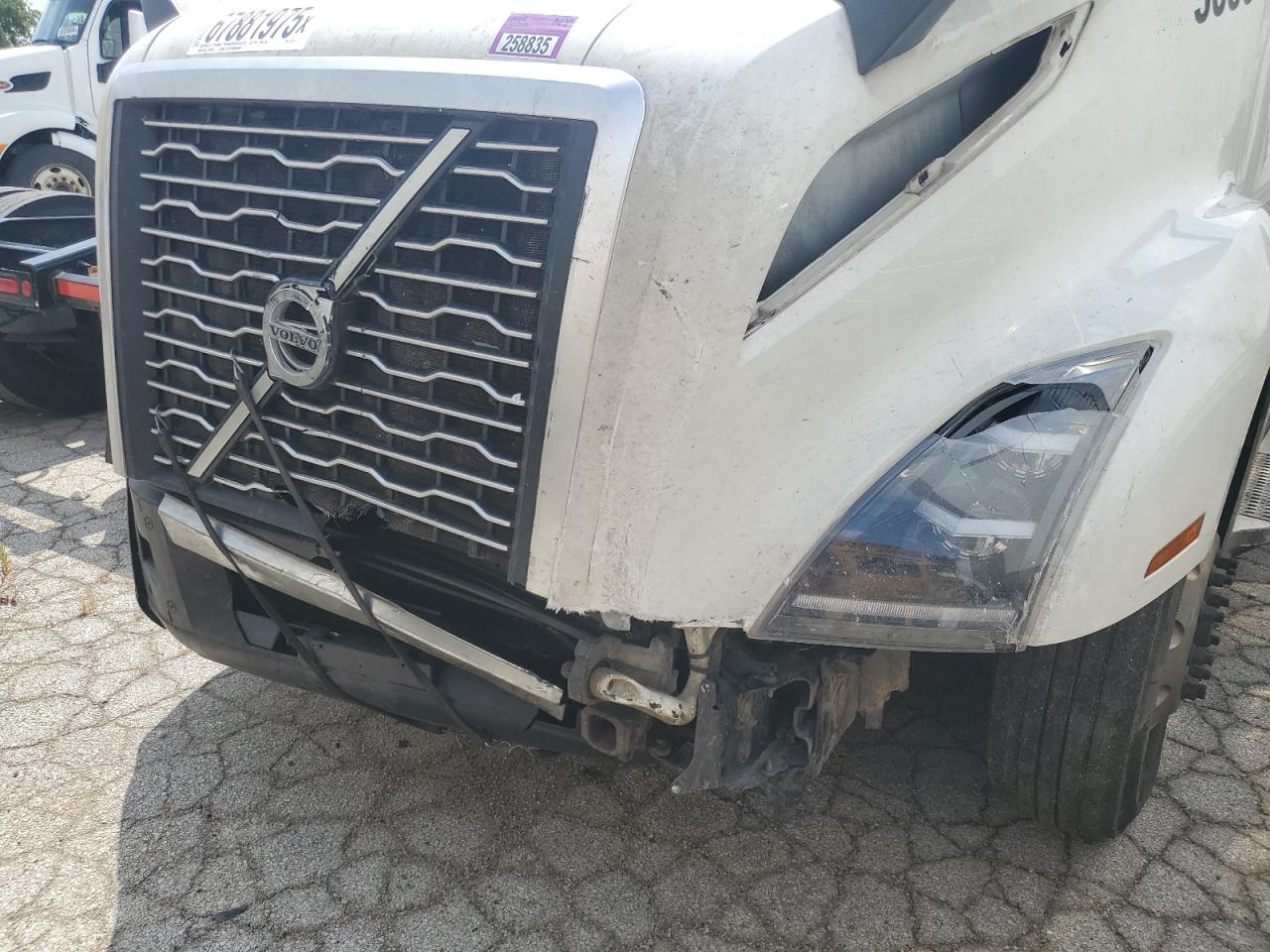 Lot #3237026200 2020 VOLVO VNL