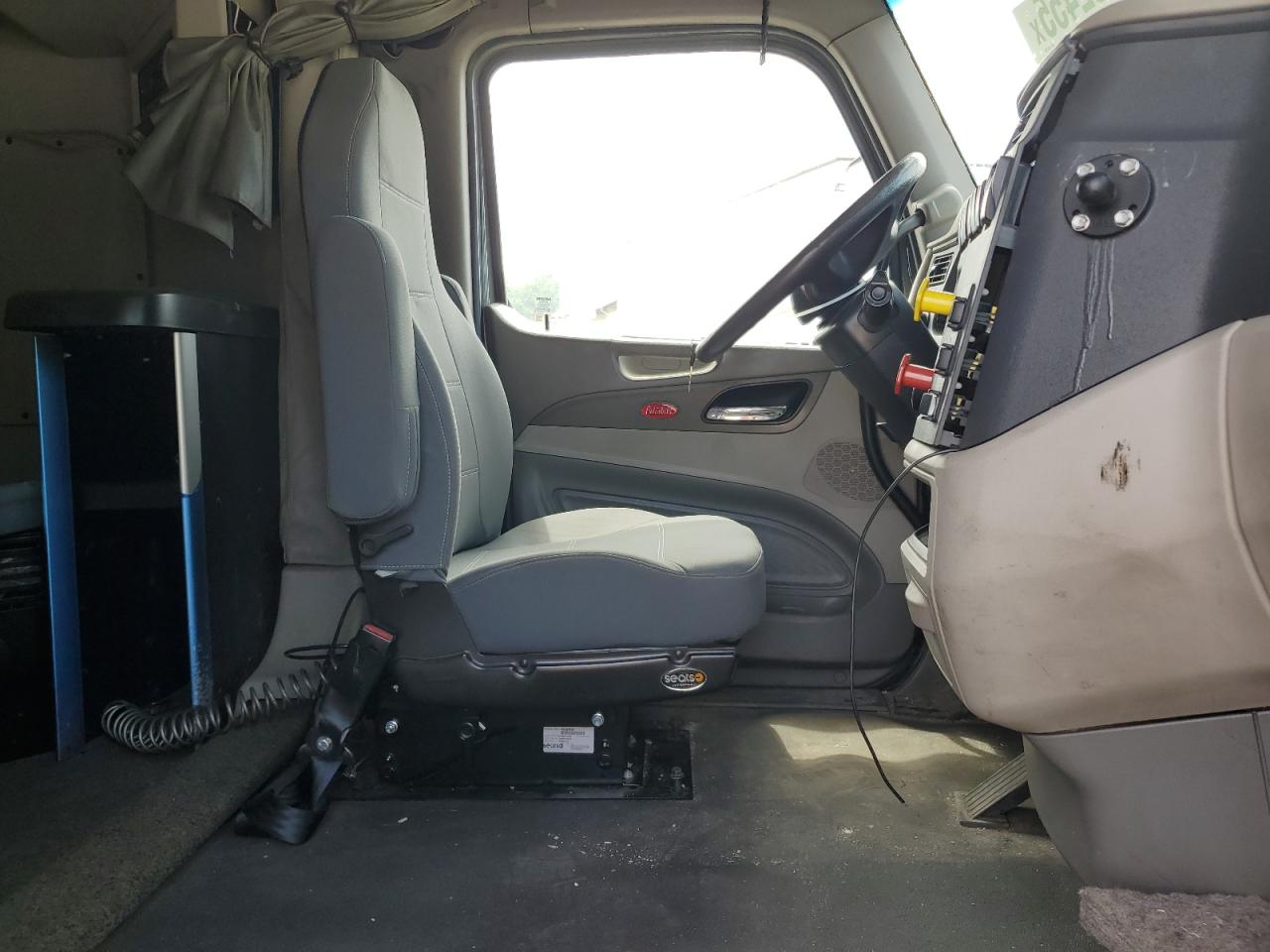 Lot #3223246783 2019 PETERBILT TRACTOR 579