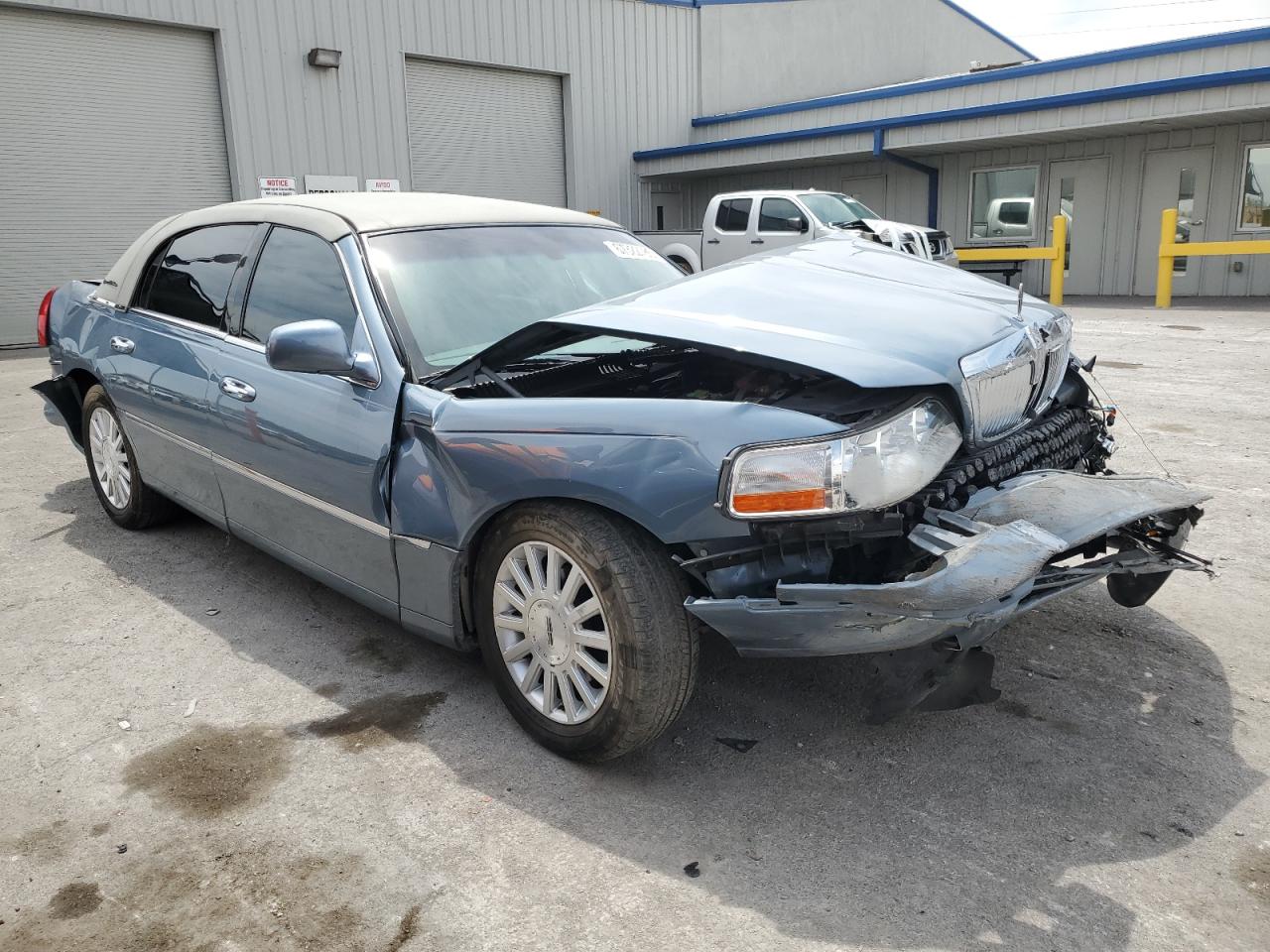 Lot #3282685281 2004 LINCOLN TOWN CAR U
