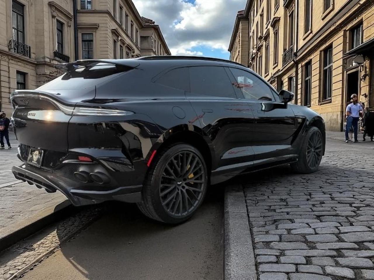 ASTON MARTIN DBX 707