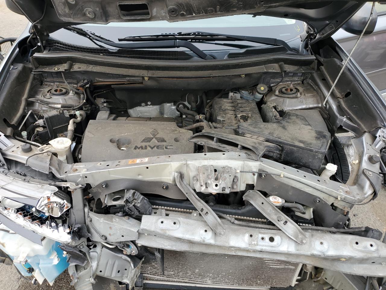 MITSUBISHI OUTLANDER SE