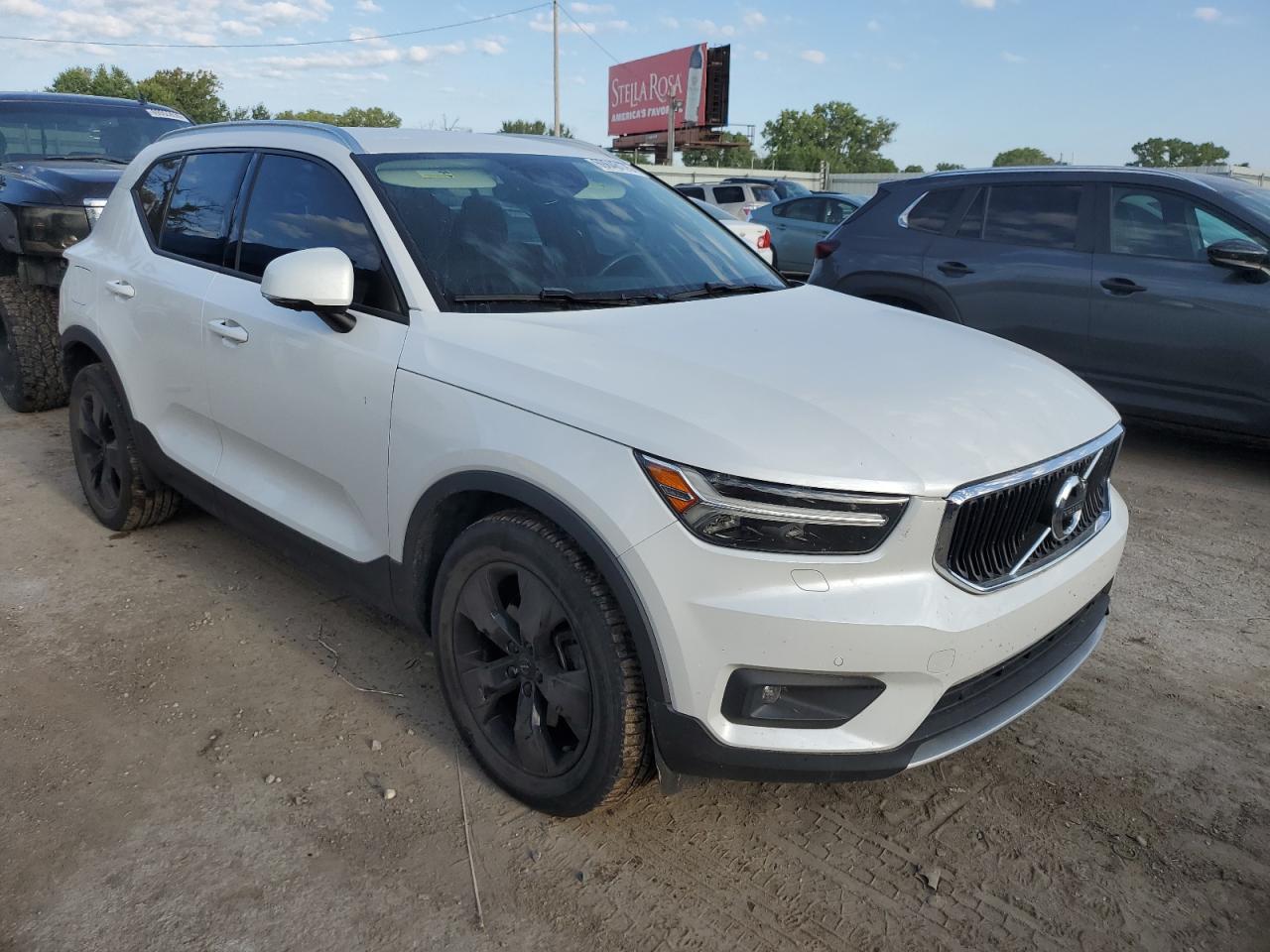 VOLVO XC40 T5 MOMENTUM