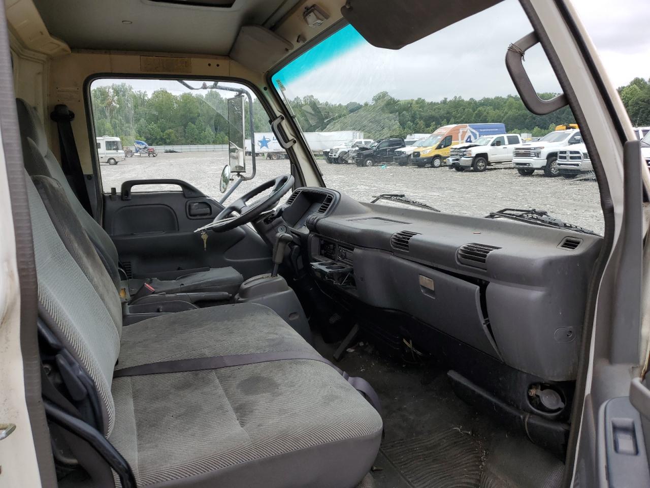 Lot #3291414132 2002 ISUZU NPR