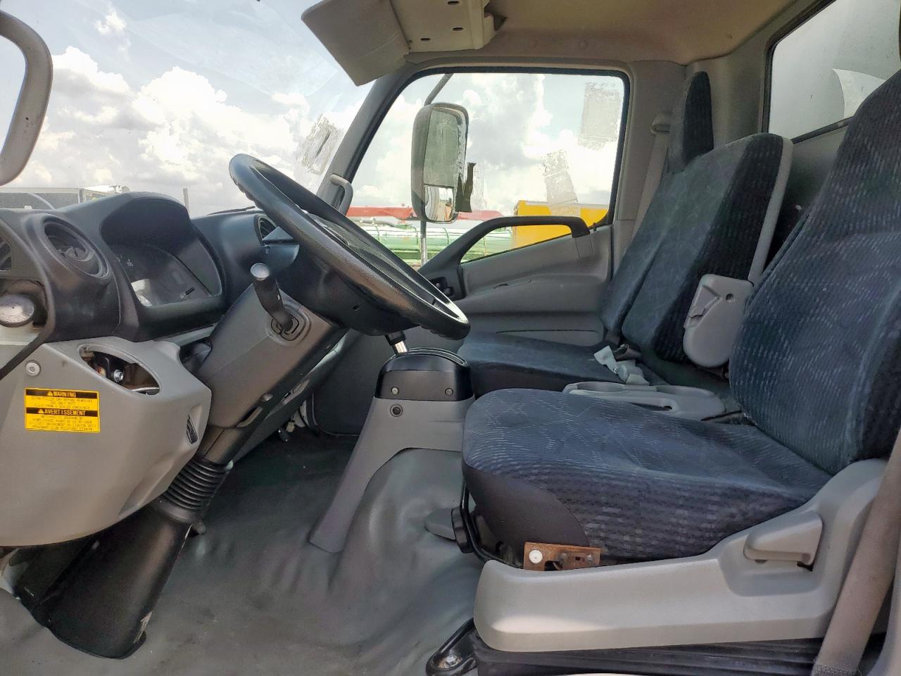 Lot #3216952372 2019 HINO 155