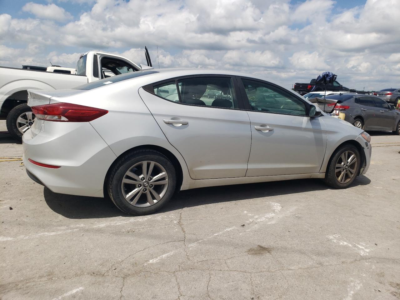 HYUNDAI ELANTRA SE