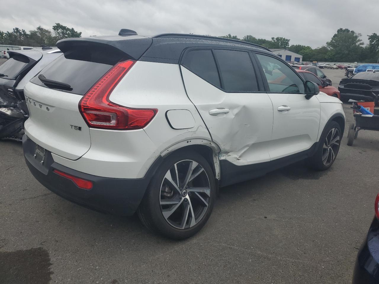 VOLVO XC40 T5 R-DESIGN