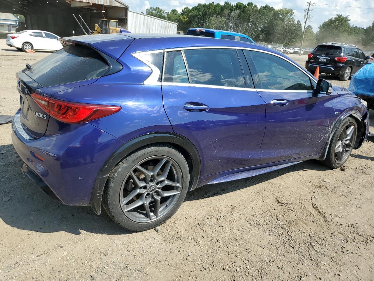 INFINITI QX30 BASE