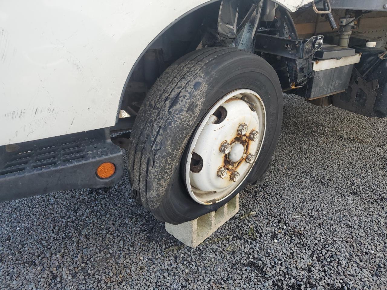 Lot #3240108481 2014 HINO 195