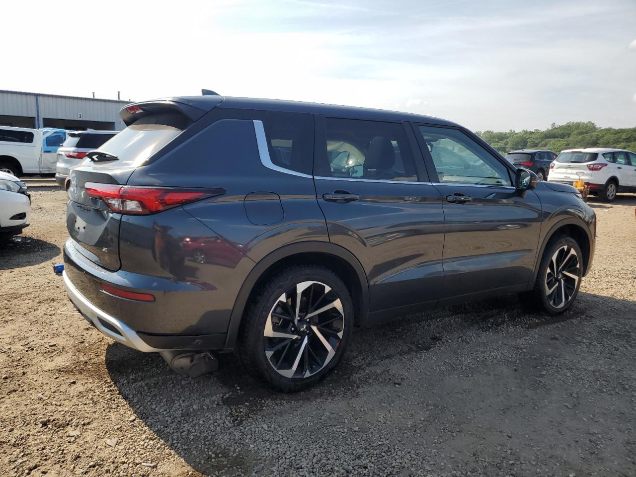 MITSUBISHI OUTLANDER SE