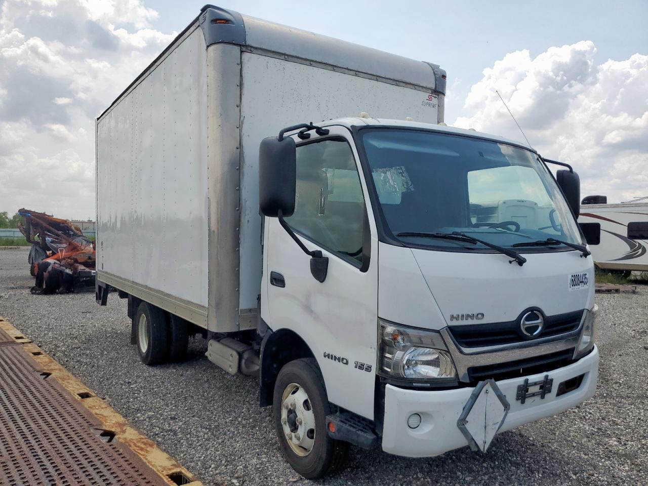 Lot #3216952372 2019 HINO 155