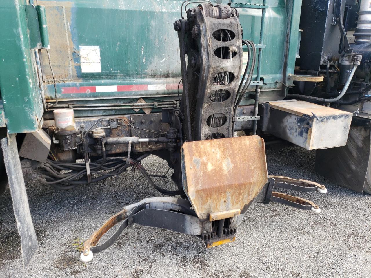 Lot #3273794433 2002 PETERBILT TRACTOR 320
