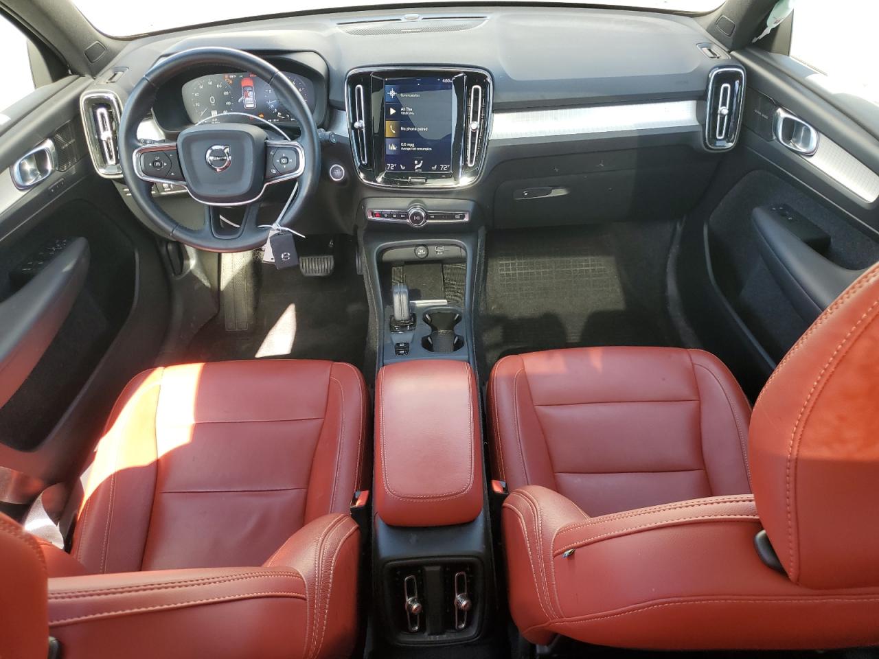 VOLVO XC40 T5 MOMENTUM