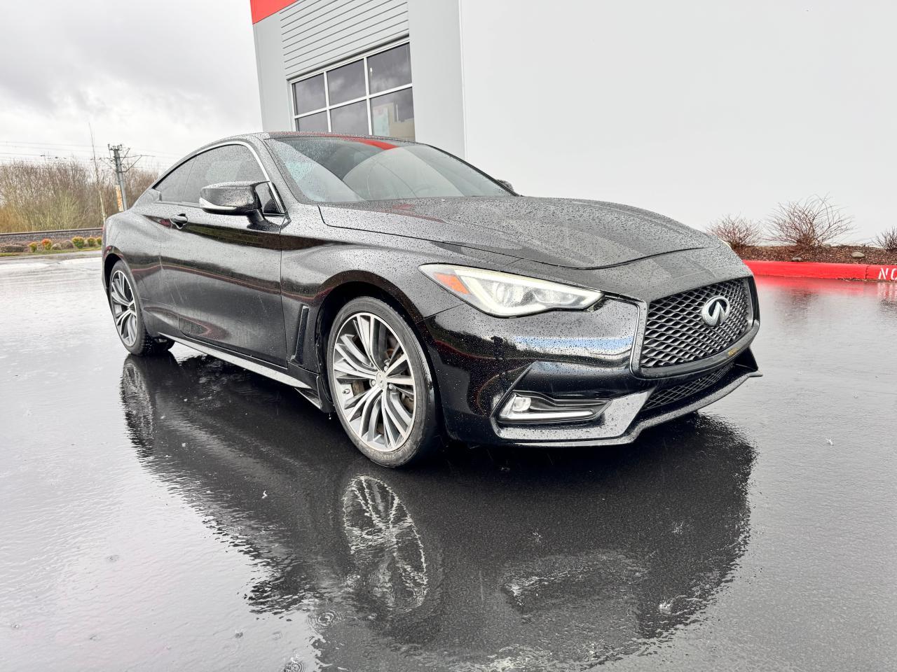 INFINITI Q60 LUXE 300