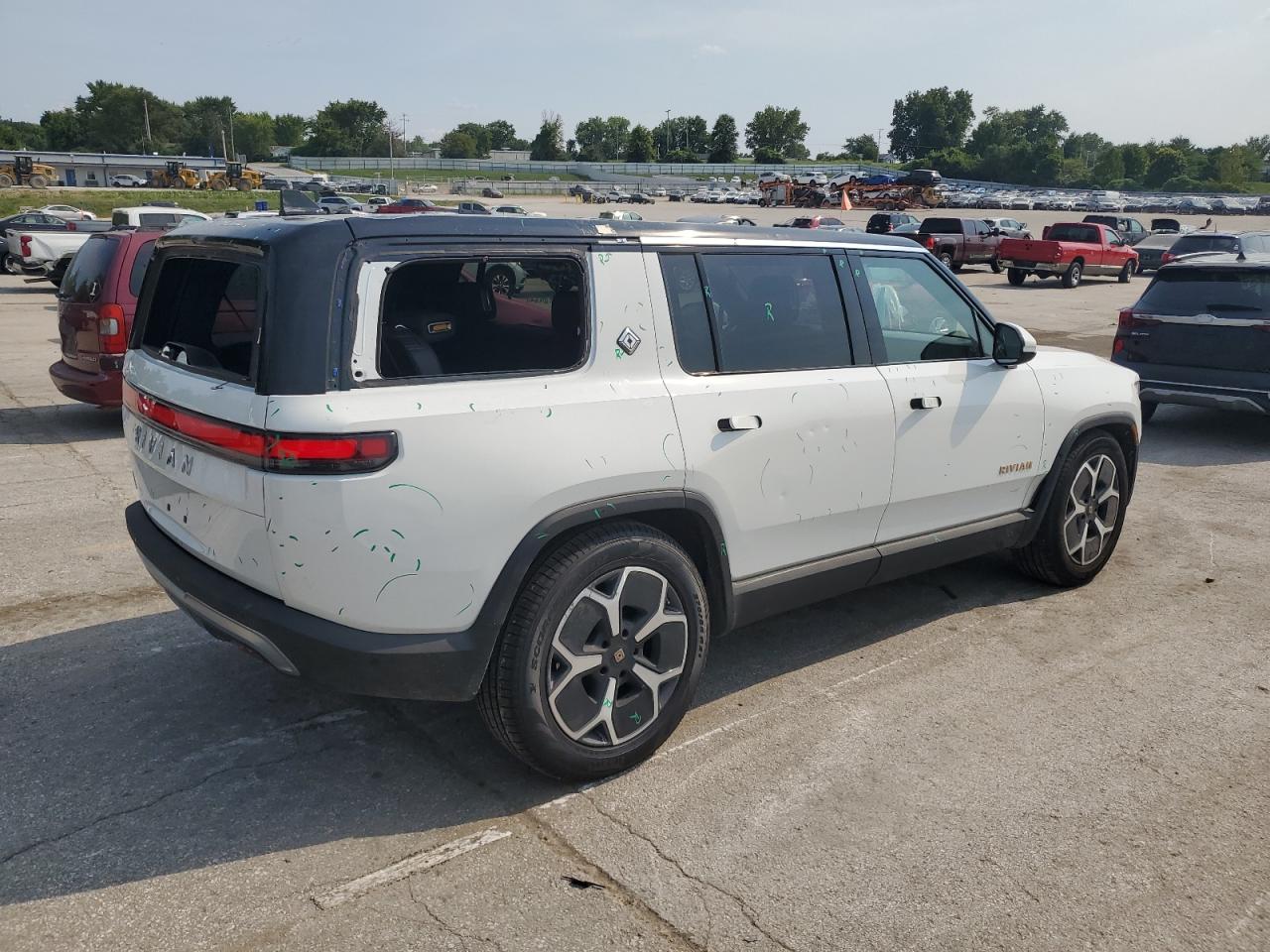 RIVIAN R1S ADVENTURE