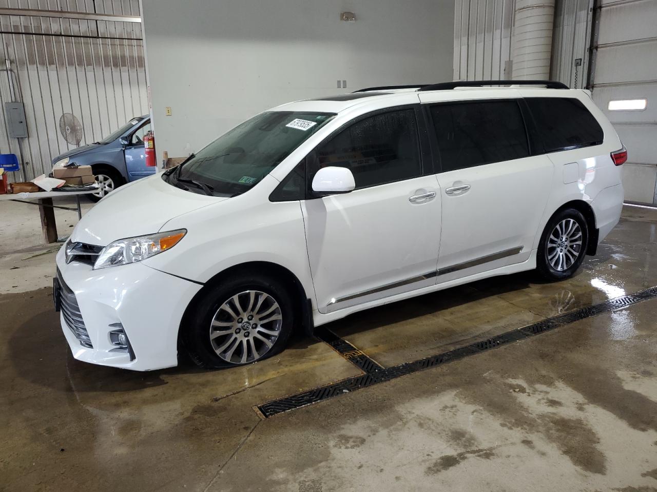 TOYOTA SIENNA XLE
