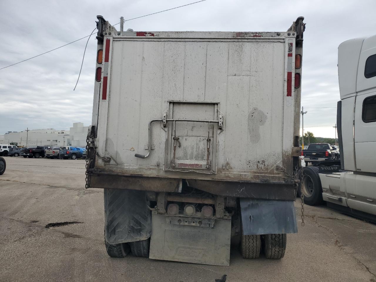 Lot #3237143976 2016 PETERBILT 567