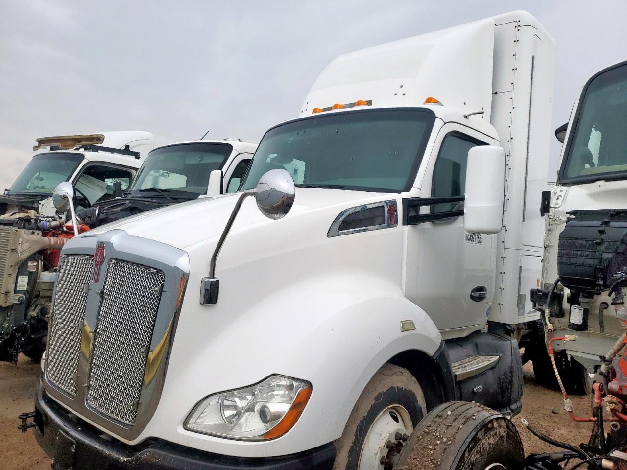 Lot #3284643374 2017 KENWORTH T680