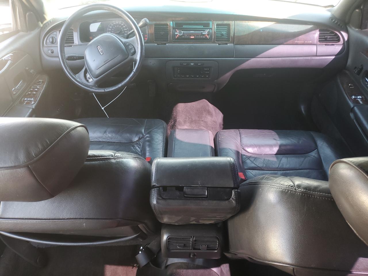 Lot #3290441763 2000 LINCOLN TOWN CAR EXECUTIVE